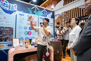 Link to 副總統蕭美琴至國立聯合大學「笑年ㄟ，安啦!」攤位聽取學生團隊作品說明(另開新視窗)